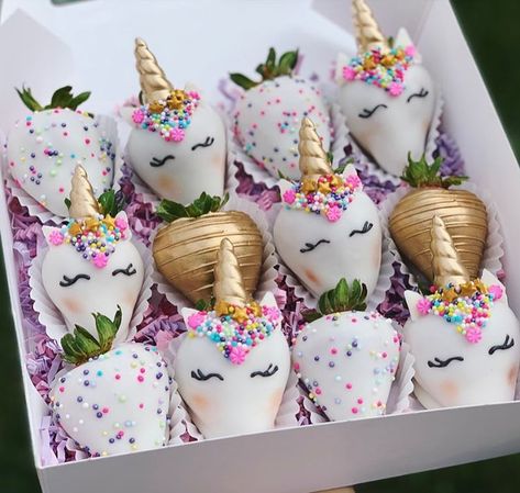 M&K Fresas na Instagramie: „Unicorn strawberries 🦄 💜 Definitely missed making these 😍 . . . . #chocolatecoveredstrawberries #chocolatedippedstrawberries #unicorn…” Unicorn Strawberries, Coated Strawberries, Bolo Rapunzel, Chocolate Covered Strawberry Cake, Chocolate Covered Strawberry Recipe, Strawberry Treats, Chocolate Covered Strawberries Bouquet, Strawberry Gifts, Chocolate Covered Fruit