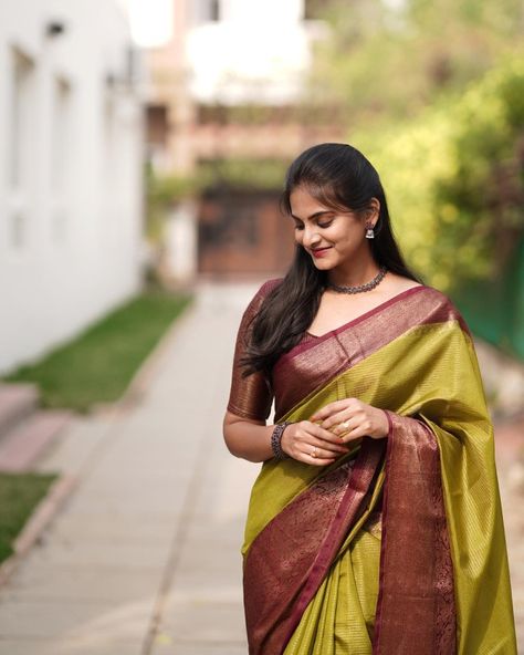 Silk Saree Poses Photoshoot Ideas, Wedding Saree Poses Photoshoot Ideas, Photo Stills For Women In Saree, One Side Saree Pose, Vatpornima Saree Photoshoot, Single Step Saree Poses, Sare Pose Idea, Saree Picture Poses, Open Pallu Saree Pose