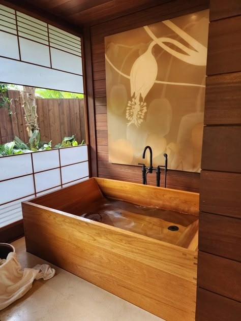 Japanese Apartment Aesthetic Bathroom, Japan Bathroom Aesthetic, Onsen Bathroom, Japanese Inspired Bathroom, Japanese Bathroom, Wooden Bathtub, Japanese Soaking Tubs, Japanese Bath, Japanese Interior