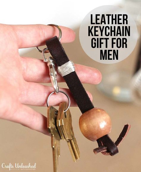 Cheap DIY Christmas Gifts for Boyfriend - DIY Leather Keychain Tutorial - Cool Handmade Birthday Gifts for Him Leather Keychain Diy, Homemade Valentines Gift, Diy En Cuir, Diy Star, Diy Gifts For Men, Keychain Craft, Diy Xmas Gifts, Tandy Leather, Keychain For Men