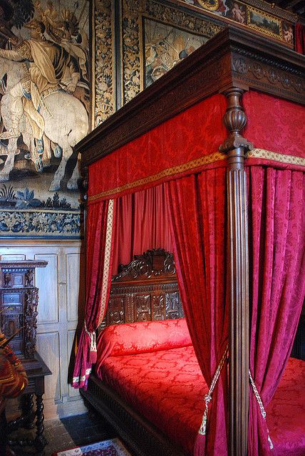 4 Poster - Chateau de Brissac, Loire I've always wanted a four poster bed with curtains--such a cozy, safe feeling! Four Poster Bed With Curtains, Majestic Bedroom, 4 Poster Beds, Bed Crown, Red Drapes, Dark Bedroom, Four Poster Bed, Four Poster, Poster Bed