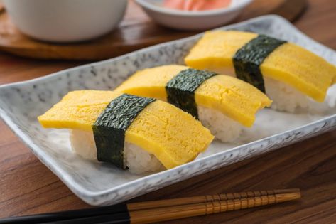 Tamago Sushi Recipe, Tamago Nigiri, Tamago Sushi, Egg Sushi, Cooking Techniques Basic, Sushi Guide, Japanese Egg, Sushi Japanese, Sushi Platter