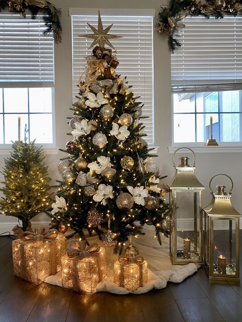 Xmas Tree White And Gold, Christmas Tree Themes White And Gold, White And Gold Tree Decorating Ideas, Christmas Tree Cream And Gold, White And Gold Christmas Theme, White Gold Christmas Tree Decorations, Simple White And Gold Christmas Tree, White Gold Xmas Tree, White Gold Champagne Christmas Tree