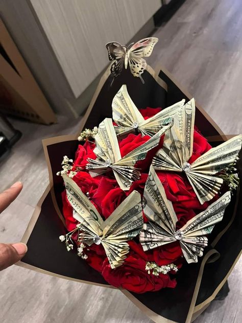 Money Bouquet With Roses, Money Butterflies, Money Bouquets, Money Lei Diy, Cute Money, Paper Flowers Wedding Bouquet, Birthday Party Decorations For Adults, Lola Monroe, Money Rose