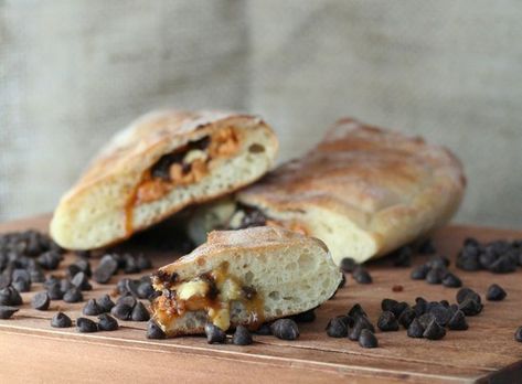 Peanut Butter and Double Chocolate Calzone! This tastes out of this world good... and it's the easiest dessert to make! Takes less than 3 minutes to throw together and tastes like a million bucks! Peanut Butter Dessert, Desserts With Chocolate Chips, Fried Dessert, Calzone Recipe, Homemade Comfort Food, Chocolate And Peanut Butter, Peanut Butter Desserts, Easy To Make Desserts, Desserts To Make