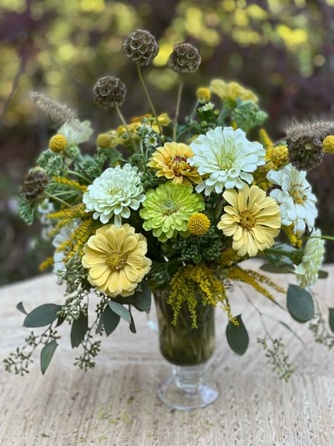 Wedding Flowers Zinnias, Zinnia Tablescape, Zinnia Arrangements Floral Design, Dahlia Arrangements Floral Design, Market Bouquets Fresh Flowers, Zinnia Arrangements, Zinnia Flower Arrangements, Garden Flower Bouquet, Cut Flower Bouquet