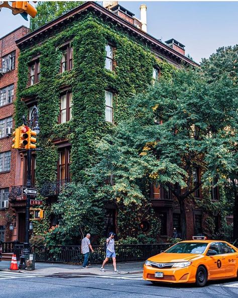 Stroll through Gramercy park. Who’s been here? 📸 @ericknyc_ Native Architecture, Gramercy Park, Nyc Park, Western World, New Yorker, York City, New York City, Street View, New York