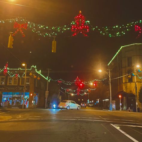 Christmas Aesthetic 80s, City Christmas Aesthetic, Christmas City Lights, Christmas Night Aesthetic, Christmas Downtown, Small Town Christmas Aesthetic, Small Town Christmas, Christmas Town Aesthetic, Christmas Small Town