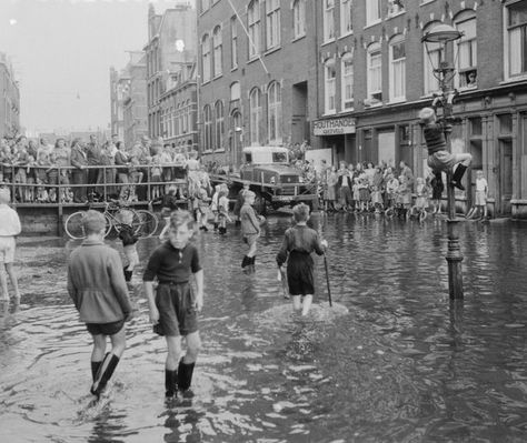 Oude foto's Amsterdam Amsterdam Cafe, Amsterdam Netherlands, Old Pictures, Old Photos, The Netherlands, Vintage Photos, New York Skyline, Holland, Netherlands