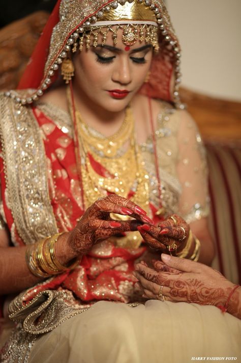 Kashmiri Bride Kashmiri Pandit Bride, Kashmir People, Kashmiri Bride, Mua Portfolio, Kashmiri Pandit, Kashmiri Art, Asian Clothing, Kashmir India, Bride Crown