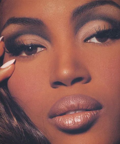 Naomi Campbell Celebrity Style | GRAZIA Magazine | A Celebration Of Kevyn Aucoin Through His Most Iconic Makeup Looks 90’s Makeup, Kevyn Aucoin Makeup, 90s Makeup Look, Mekap Mata, 90s Glam, 90s Makeup, Makeup Icons, Smink Inspiration, Kevyn Aucoin