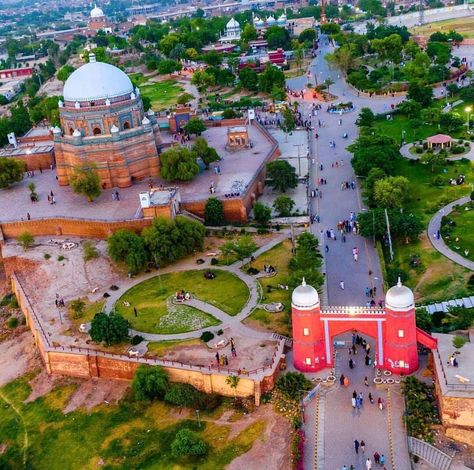 Arial view of Multan fort and Shrine of Sufi saints. Pakistan Country, Multan Pakistan, Pakistan Beauty, Pakistan Tourism, Pakistan Culture, Beautiful Pakistan, Pakistan Travel, Punjab Pakistan, Islamic Wallpaper Hd