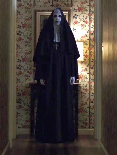 Valak The Conjuring, Conjuring Nun, Black Love Movies, Ed E Lorraine Warren, Scary Movies To Watch, Conjuring 2, Monster Makeup, Scary Images, Scary Photos