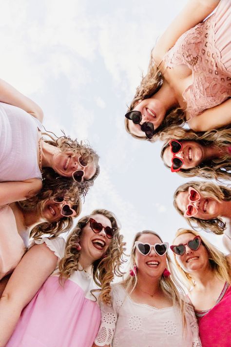 Bach Party Photoshoot, Bachelorette Party Photography, Bachelorette Party Photo Ideas, Bachelorette Photo Ideas, Bachelorette Pics, Friendship Shoot, Bachelorette Party Photoshoot, Bachelorette Party Pictures, Bachelorette Party Photo