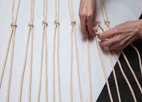 Weaving the macrame bag Macrame Tote Bag, Tote Bag Tutorial, Bag Tutorial, Trendy Tote Bags, Macrame Knot, Macrame Bag, Look Beautiful, Middle Parts, Bags Tutorial