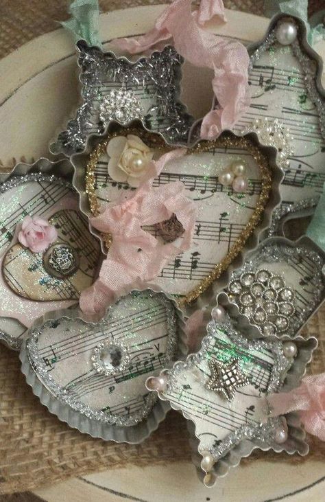 100 Shabby Chic Christmas Decors That Celebrates Your Love for All Things Vintage & Pastel - Hike n Dip Shabby Chic Christmas Ornaments, Chic Christmas Decor, Vintage Christmas Crafts, Diy Christmas Ornament, Shabby Christmas, Shabby Chic Christmas, Shabby Chic Crafts, Chic Christmas, Christmas Ornament Crafts