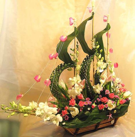 Un barco de flores. Orange Things, Unique Floral Arrangements, Unique Flower Arrangements, Flower Arrangement Designs, Church Flower Arrangements, Creative Flower Arrangements, Flower Arrangements Simple, Church Flowers, Flower Festival