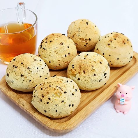 Mochi Bread Recipe, Korean Mochi, Sesame Mochi, Mochi Bread, Asian Baking, Mochi Recipe, Modern Asian, Types Of Bread, Cooked Breakfast