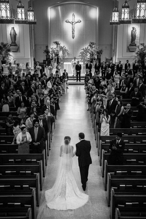 Wedding Ideas Catholic, Church Wedding Pictures, Catholic Wedding Photos, Wedding Photo Ceremony, Hollywood Vintage Wedding, Catholic Wedding Photography, Church Photography, Hindu Ceremony, Winter Wedding Colors