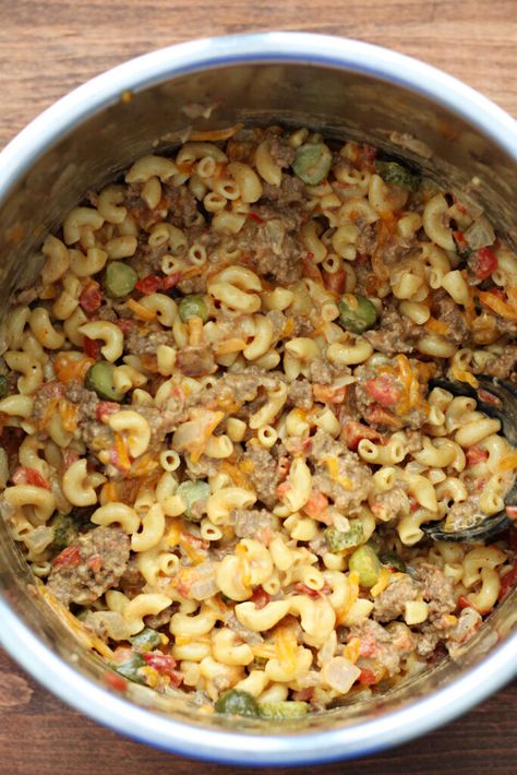 Cheeseburger in Paradise--Instant Pot cheeseburger pasta with homemade big mac sauce, cheese, tomatoes and, of course, diced dill pickles! Warning: this stuff is addicting! Crock Pot Big Mac Casserole, Cheeseburger Mac And Cheese, Homemade Big Mac Sauce, Homemade Big Mac, Kraft Mac N Cheese, Big Mac Sauce, Cheeseburger In Paradise, Cheeseburger Pasta, Skillet Dishes