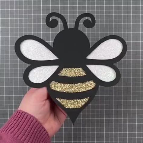 DIY Craft Tutorials(@diycrafttutorials) on TikTok: 🐝🐝🐝 Link to template in bio #yourpage #MyStyle #fyp #foryoupage #art #cricut January Crafts For Kids, Paper Craft Greeting Cards, Bee Template, Graduation Cards Handmade, Balloon Bouquet Diy, Tiktok Art, January Crafts, Make Paper Flowers, Bee Birthday Party