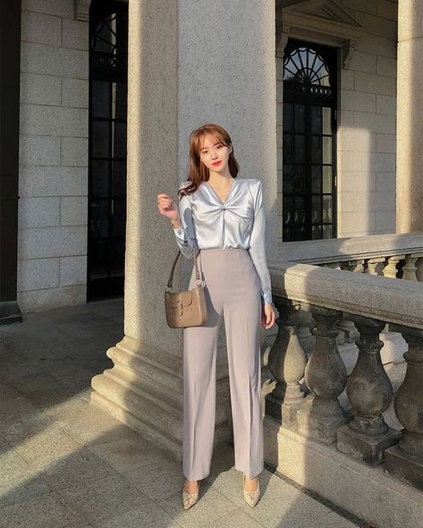 retouch and stylist in korean style Realtor Outfits, Classy Business Outfits, Business Attire Women, Elegant Outfit Classy, Wanna Kiss, Business Outfits Women, Casual Workwear, Stylish Work Attire, Office Outfits Women