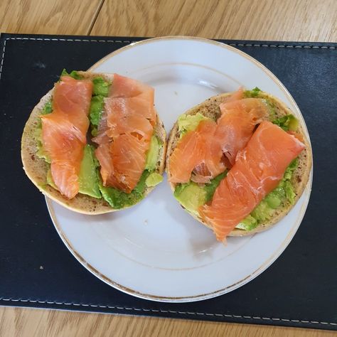 Protein bagel spread with half an avocado and topped with smoked salmon. Bagel Spread, Smoked Tuna, Lox And Bagels, Drink Healthy, Girly Birthday, Salmon Avocado, Food Inspo, Diet Food, Smoked Salmon