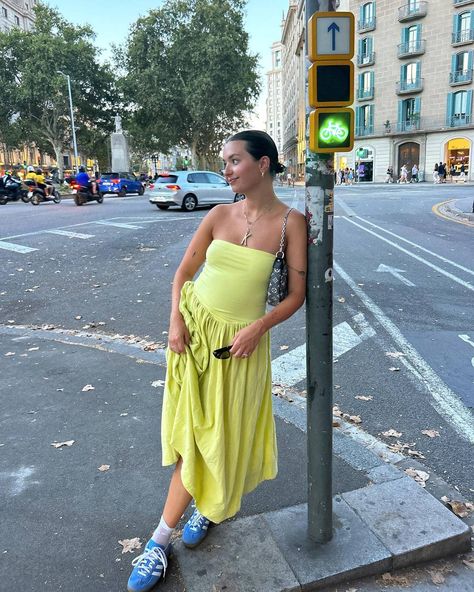 The 8 Biggest Fashion Trends for Summer Vacation | Who What Wear Midi Dress Outfit, Ny Outfits, Nyc Outfits, Fashion Girly, Quoi Porter, Summer Trends Outfits, Summer Girl, Strapless Midi Dress, Italian Summer