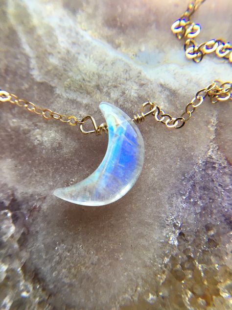 Moon Jewelry Necklace, Crystal Moon Necklace, Moonstone Necklace Pendants, Moonstone Aesthetic, Moonstone Jewelry Necklace, Moon Stone Crystal, Moon Stone Necklace, Moon Crystal Necklace, Crystal Point Jewelry