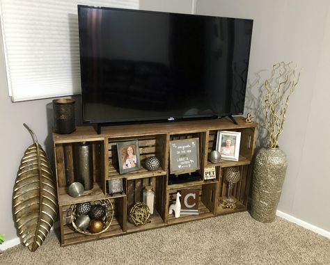 TV stand made out of wooden crates Diy Pallet Tv Stand, Diy Crate Tv Stand, Diy Wooden Tv Stand, Wooden Tv Stand Ideas For Living Room, Wooden Crate Tv Stand Diy, Sleepout Ideas, Crate Entertainment Center, Wood Crate Tv Stand, Crate Tv