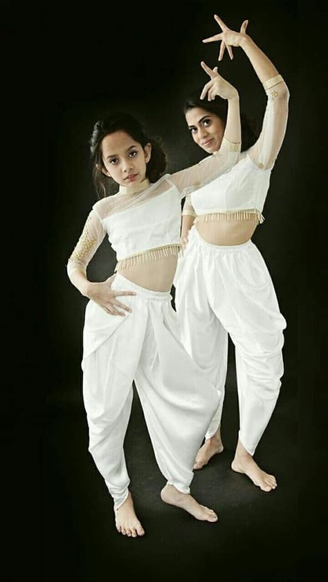 Western Dance Costume, Bollywood Dance Costumes, Western Dance, Disco Costume, India Clothes, Group Dance, Boys Kurta, Bollywood Dance, Indo Western