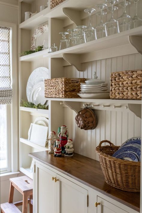 Cottage Style Kitchen Backsplash, Vernacular Farmhouse, Cottage Closet, Vintage Country Kitchen, Christmas Interior Design, Pantry Inspiration, Farmhouse Pantry, Stock Cabinets, American Farmhouse