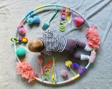 Sensory Hula Hoop, Perlengkapan Bayi Diy, Diy Sensory Toys, Diy Sensory, Baby Sensory Play, Baby Toys Diy, Baby Play Activities, Baby Learning Activities, Diy Bebe