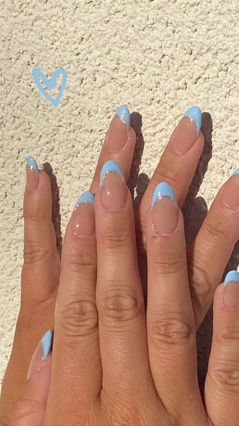 Nail Ideas Blue And White French Tip, Beachy Nail Ideas Short, Blue Nails With Letter, French Tip Nails Blue And White, Birthday Nails Round, Summer Nails Blue And White, Blue And White French Tip Nails, Summer Nail Inspo Blue, Nail Inspo Light Blue