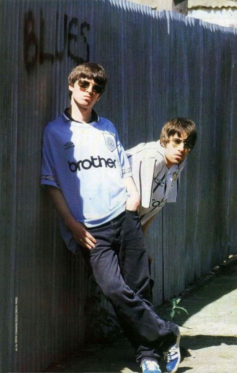 I love the picture. Best Music Lyrics, Oasis Live Forever, Oasis Album, Lyrics Tumblr, Oasis Clothing, Liam And Noel, Oasis Band, Trendy Music, Noel Gallagher