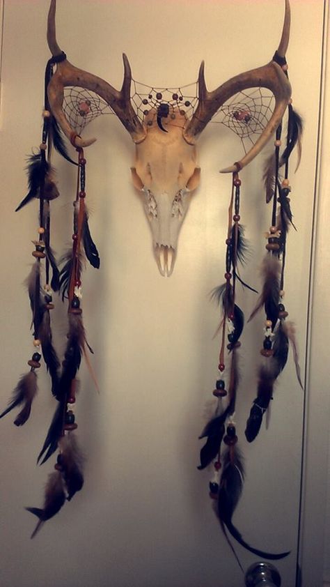 Another deer skull dream catcher. I made this one for a friends wedding. Everything on it is natural stones, bone, or wood.&nbsp; Skull Dream Catcher, Dreams Catcher, Atrapasueños Diy, Antler Crafts, Antler Art, Dream Catcher Craft, Animal Skull, Bone Crafts, Witchy Crafts