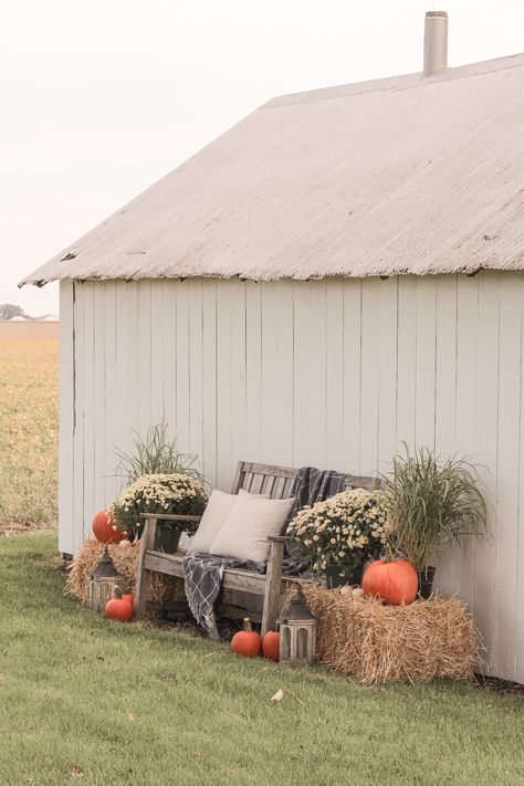 Fall Picture Set Up Ideas, Fall Festival Photo Backdrop Ideas, Fall Outdoor Party Ideas, Fall Festival Booth Ideas, Fall Photo Booth Ideas, Barn Photoshoot Ideas, Fall Festival Decor, Photo Booth Ideas Diy, Barn Party Decorations