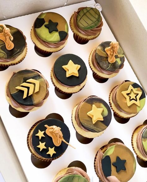 Chocolate and vanilla army themed cupcakes x Army Theme Cupcakes, Army Theme Cookies Decorated, Army Cupcakes Ideas, Camo Cupcakes For Boys, Army Cupcakes, Military Cupcakes, Military Cake Ideas, Mini Donuts, Themed Cupcakes