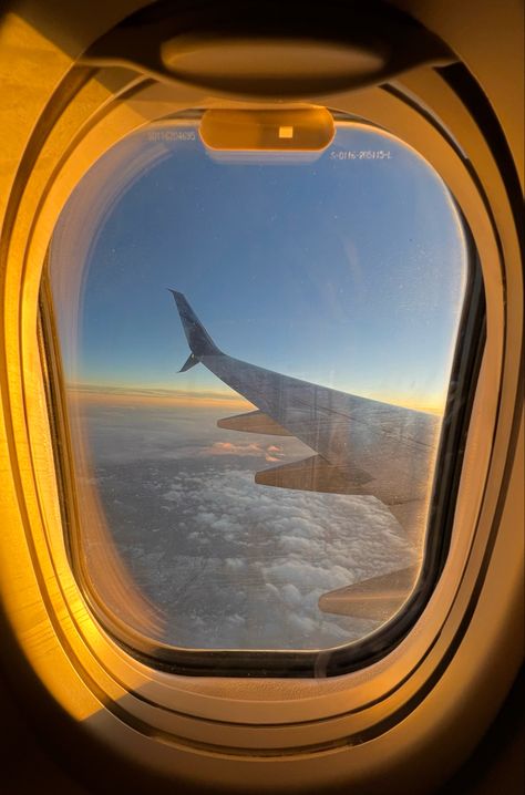 Hal Pal, Travel Aesthetic Airplane, Halle Aesthetic, Halle Sandberg, Travel The World Aesthetic Airplane, Pretty Airplane View, Summer Nostalgia, Story Pics, Travel Aesthetic Plane Window