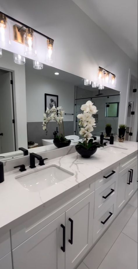 House Asethics Decor, New Home Astethic, House Asthetic Picture Interior, Black And White House Interior Decor, Modern House Decor, The Life I Want, His And Hers Bathroom, Dream House Aesthetic, Life I Want