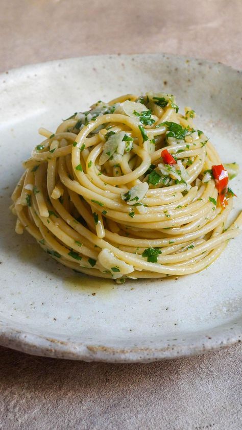 Alio E Olio Pasta, Pasta Aesthetic Dinner, Pasta Olio Aglio, Pasta Packet, Aglio E Olio Recipe, Meal Service, Plating Ideas, Aglio E Olio, Italian Pasta Dishes