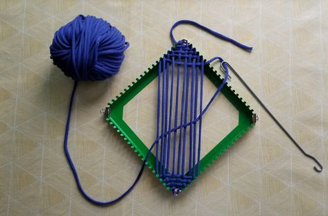 Potholder Loom Patterns Free, Pot Holder Loom, Loop Weaving, Pot Holder Crafts, Loom Potholders, Crochet Loom, Ribbon Weaving, Loom Yarn, Pin Weaving