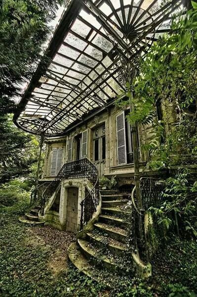 Abandoned Aesthetic, Ruins Architecture, Ruined City, Abandoned House, Abandoned Mansions, Glass Ceiling, Abandoned Buildings, Abandoned Houses, Cool Places