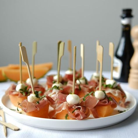 21 idées de bouchées pour un apéro des Fêtes réussi | Mordu Finger Foods, Party Tapas Ideas, Aperitif Original, Toast Aperitif, Food Pop, No Cook Appetizers, Tapenade, Burritos, Food Pictures