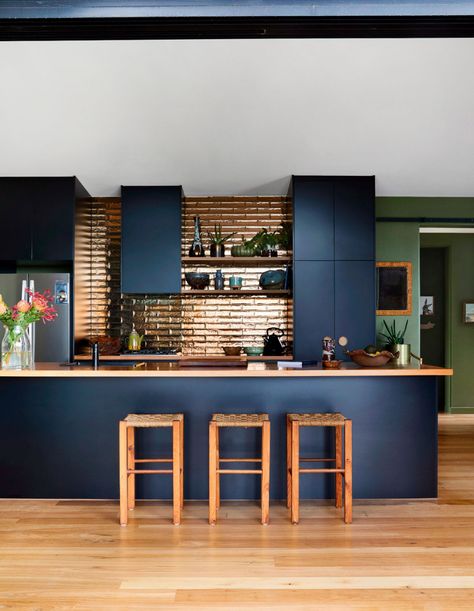 A Modern And Sustainable Spin On The Aussie Shed Writers Cabin, Navy Kitchen Cabinets, Off Grid House, Navy Kitchen, Creek House, Fish House, Kitchen Splashback, Classic Kitchen, Wooden Floors