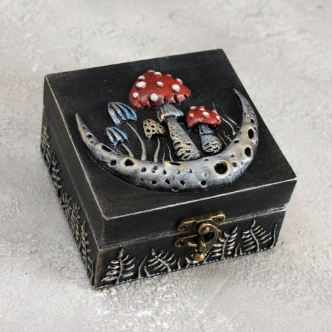 Mushroom Witch, Clay Box, Mushroom Crafts, Painted Wooden Boxes, Mushroom Jewelry, Anniversaire Harry Potter, Witchy Crafts, Wooden Jewelry Box, Small Jewelry Box