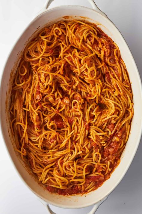 The viral oven baked spaghetti recipe is easy and delicious! No boil pasta recipe, loaded with herbs and topped with mozzarella cheese! Oven Baked Spaghetti, No Boil Pasta, Cheesy Spaghetti, Baked Spaghetti Recipe, Spaghetti Recipe, Baked Spaghetti, Pasta Dough, One Pot Pasta, Gluten Free Pasta