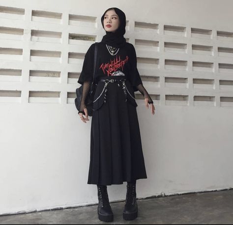 Hijabi Rock Style, E Girl Hijab Outfits, Gothic Hijab Outfit, Grunge Hijabi Aesthetic, Edgy Hijab Outfits, Egirl Hijab Outfits, Grunge Hijab Outfit, Alt Hijabi Aesthetic, Black Outfits Edgy Grunge