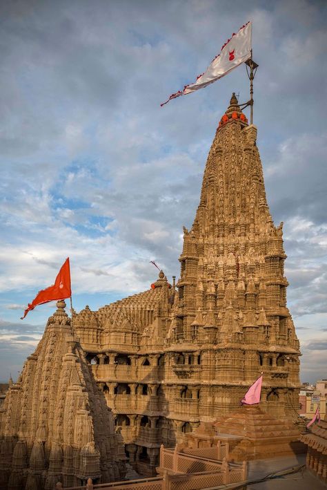 There are two doors (swarg and moksh) for the entry and exit of the temple. Dwarka Temple Hd Wallpaper, Dwarka Temple, Dwarkadhish Temple, Dwarikadhish Hd Wallpaper, Meldi Ma Hd Photo, Krishna Temple, Independence Day Images, Temple Photography, Ancient Indian Architecture