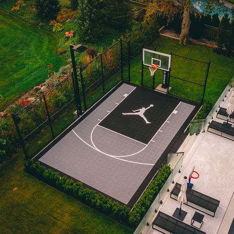 Backyard Basketball Court Ideas, Sports Backyard, Backyard Basketball Court, City Backyard, Whimsical Backyard, Home Basketball Court, Basketball Court Backyard, Backyard Basketball, Sports Court